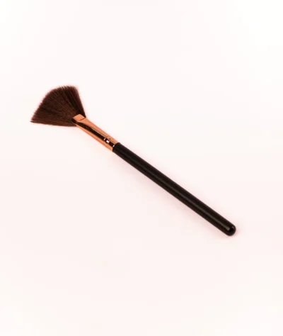 Pensulă cosmetică tip evantai cu peri sintetici